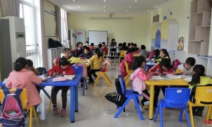 阆中首家社区儿童服务站成立，免费给娃娃辅导作业