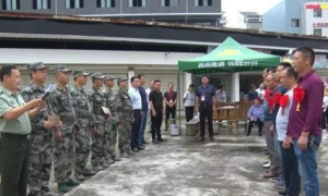 悬挂“光荣之家”光荣牌七里街道在行动