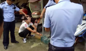 阆中偷电瓶的贼当场被抓