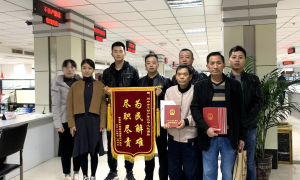 为民解难办实事，群众满意送锦旗