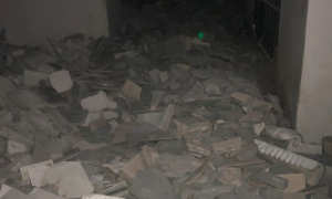 小区地下停车库建渣堆成山