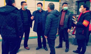 阆中市住建局向小区赠送防疫口罩